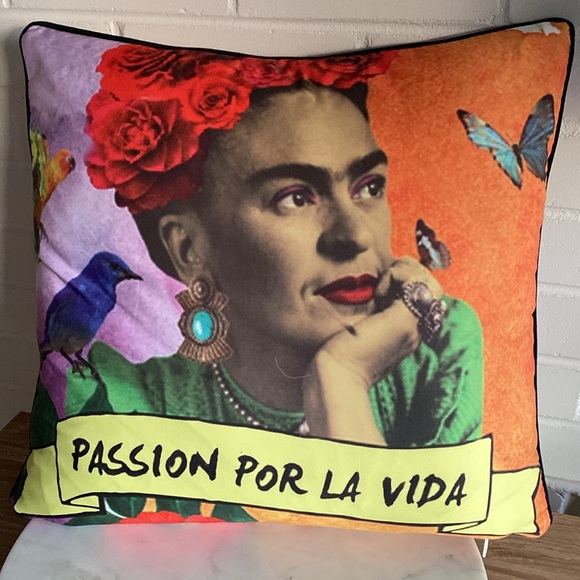 EUC FRIDA KAHLO Accent Decorative Zippered Pillow 🦋Includes Bonus Insert Pillow - Picture 5 of 15